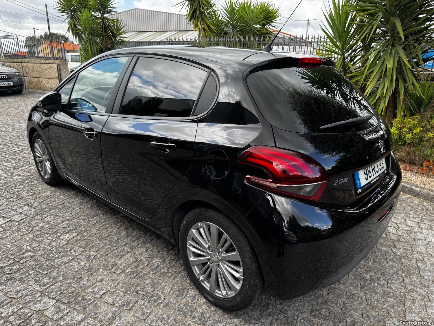 Peugeot 208 1.6 BlueHDI — fotografia 12