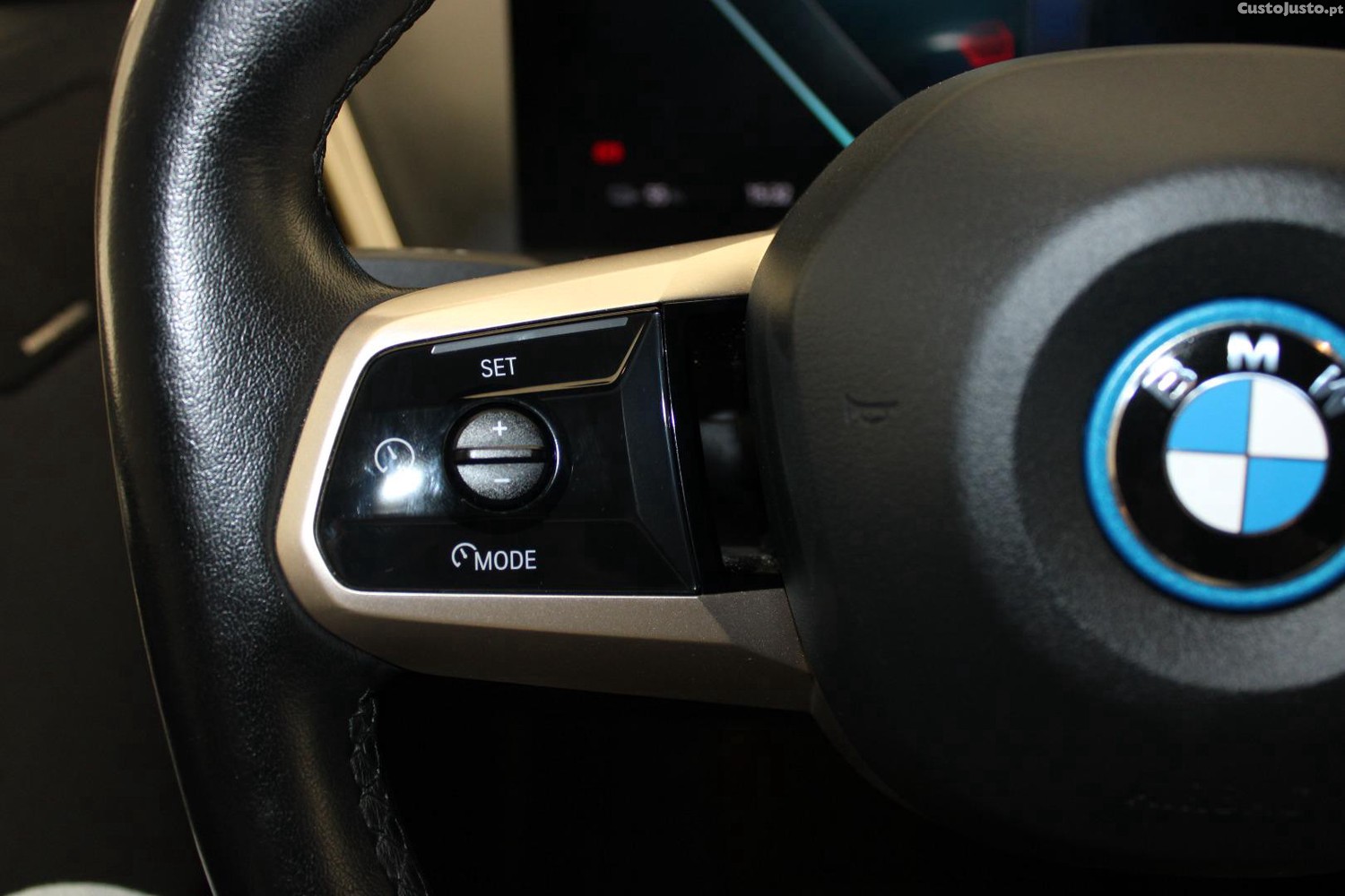 BMW iX XDRIVE 40 PACK DESPORTIVO — fotografia 35
