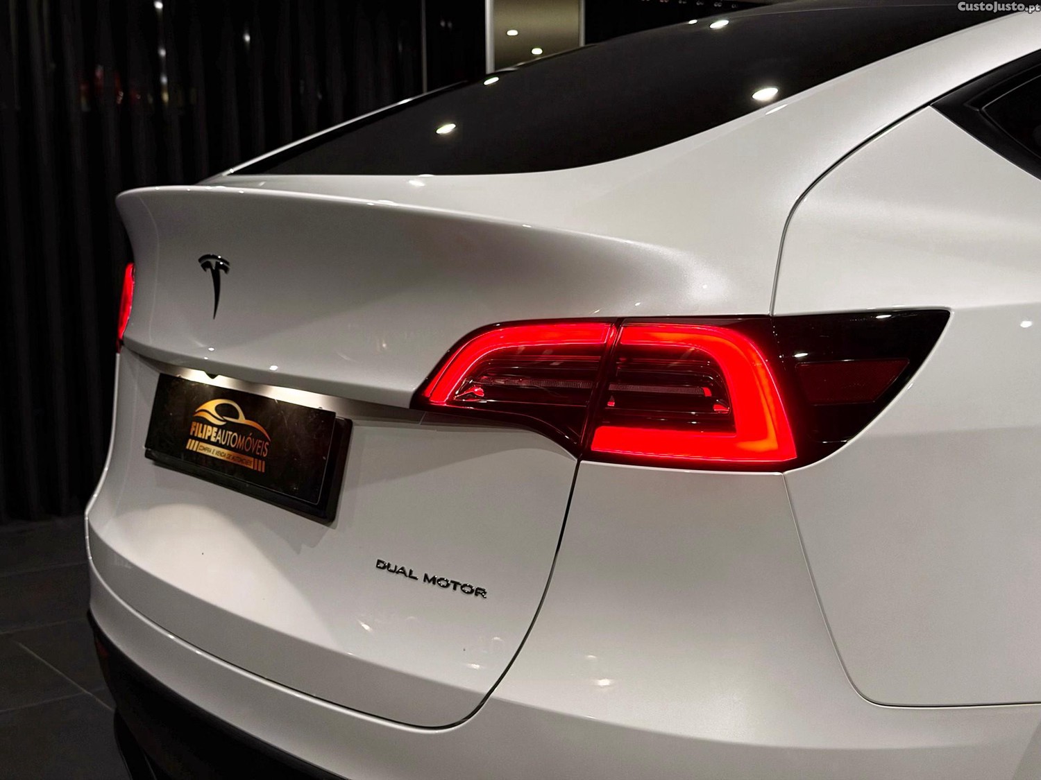 Tesla Model Y Long Range Dual Motor AWD — fotografia 14