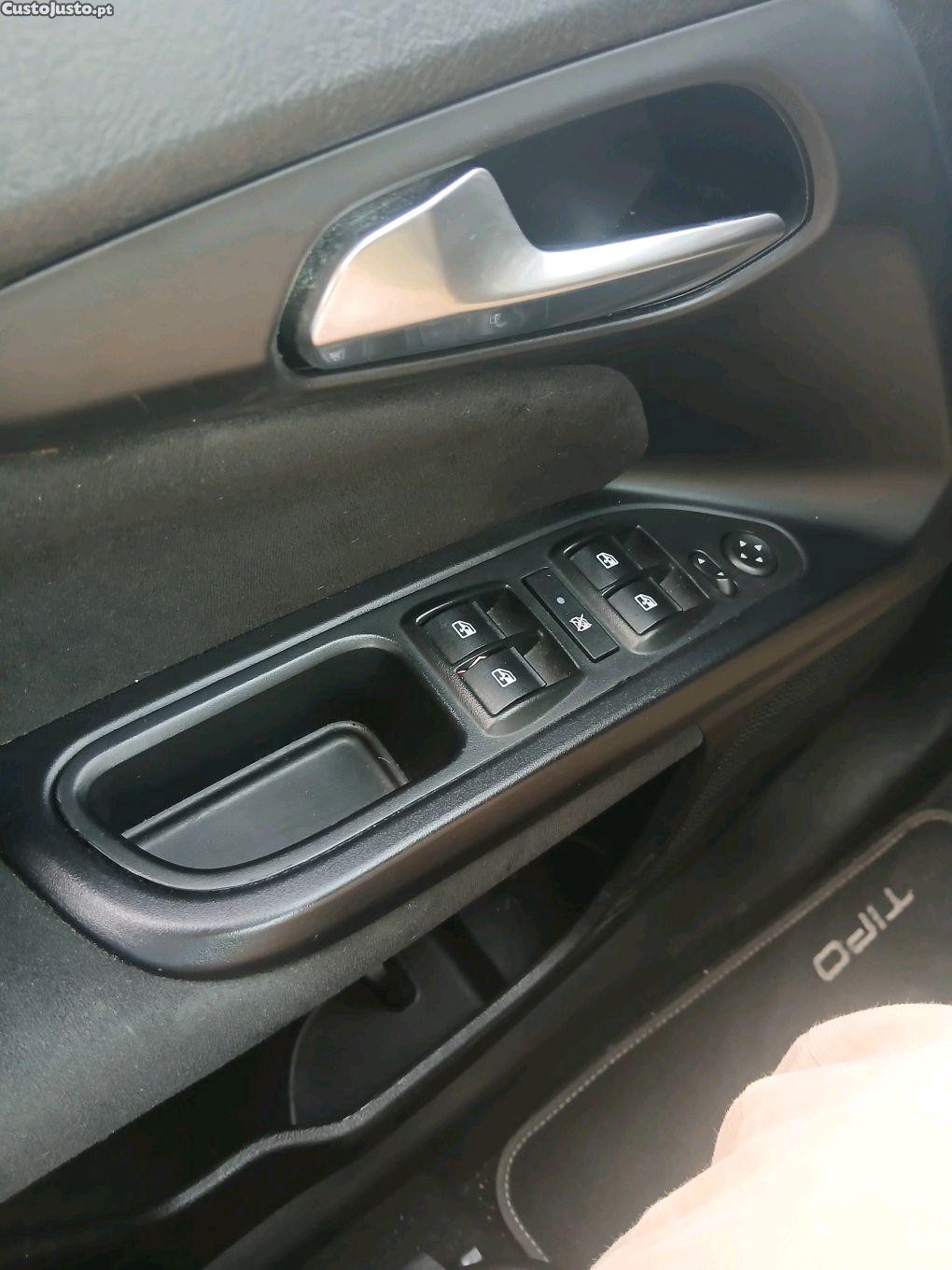 Fiat Tipo 1.3 m-jet 95cv.topo de gama com 115000km,posso tratar financiomento — fotografia 2