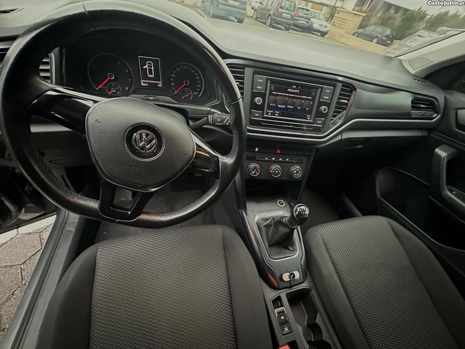 Volkswagen T-Roc 1.0 tsi — fotografia 3