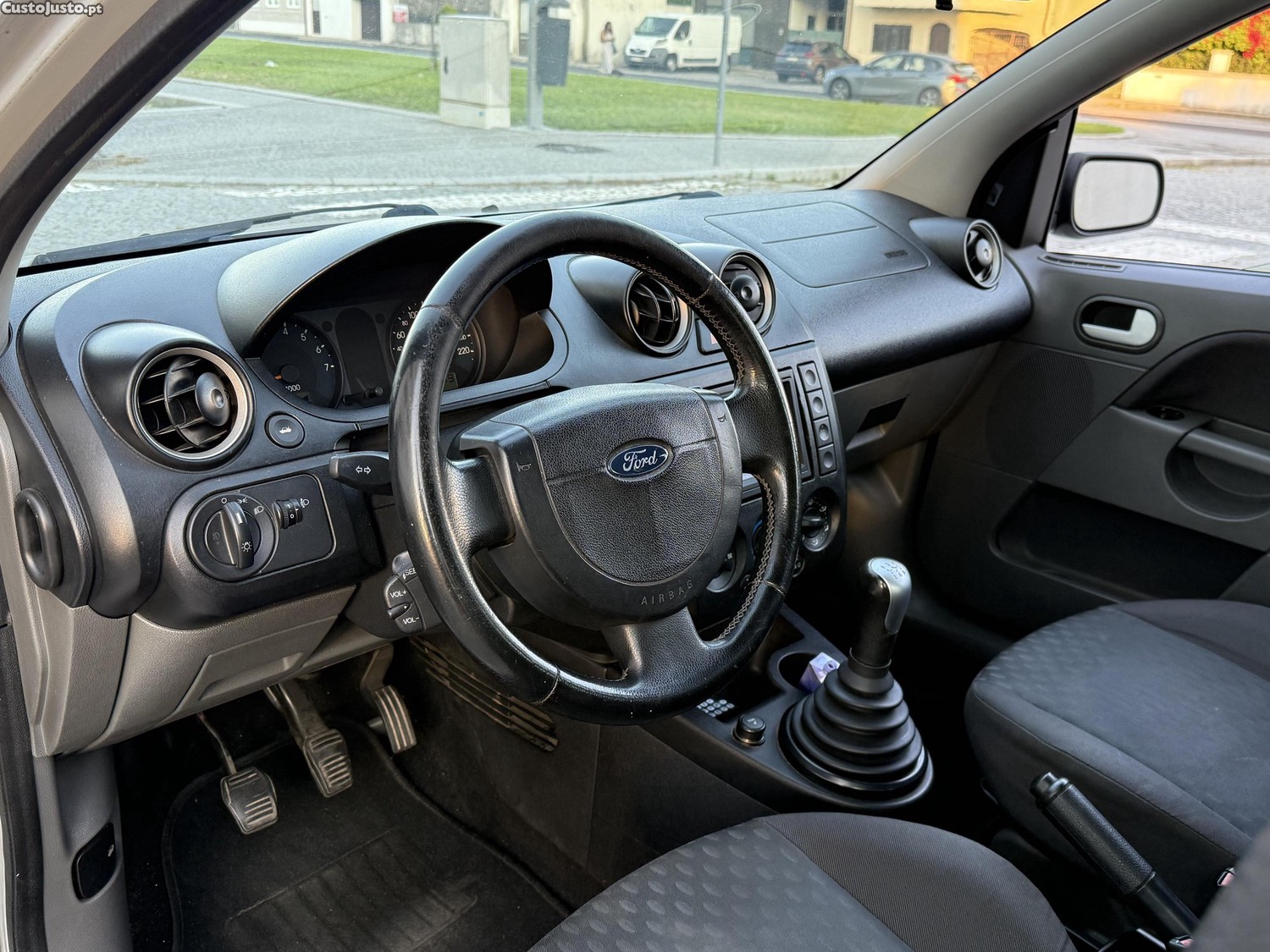 Ford Fiesta 1.2 i — fotografia 4