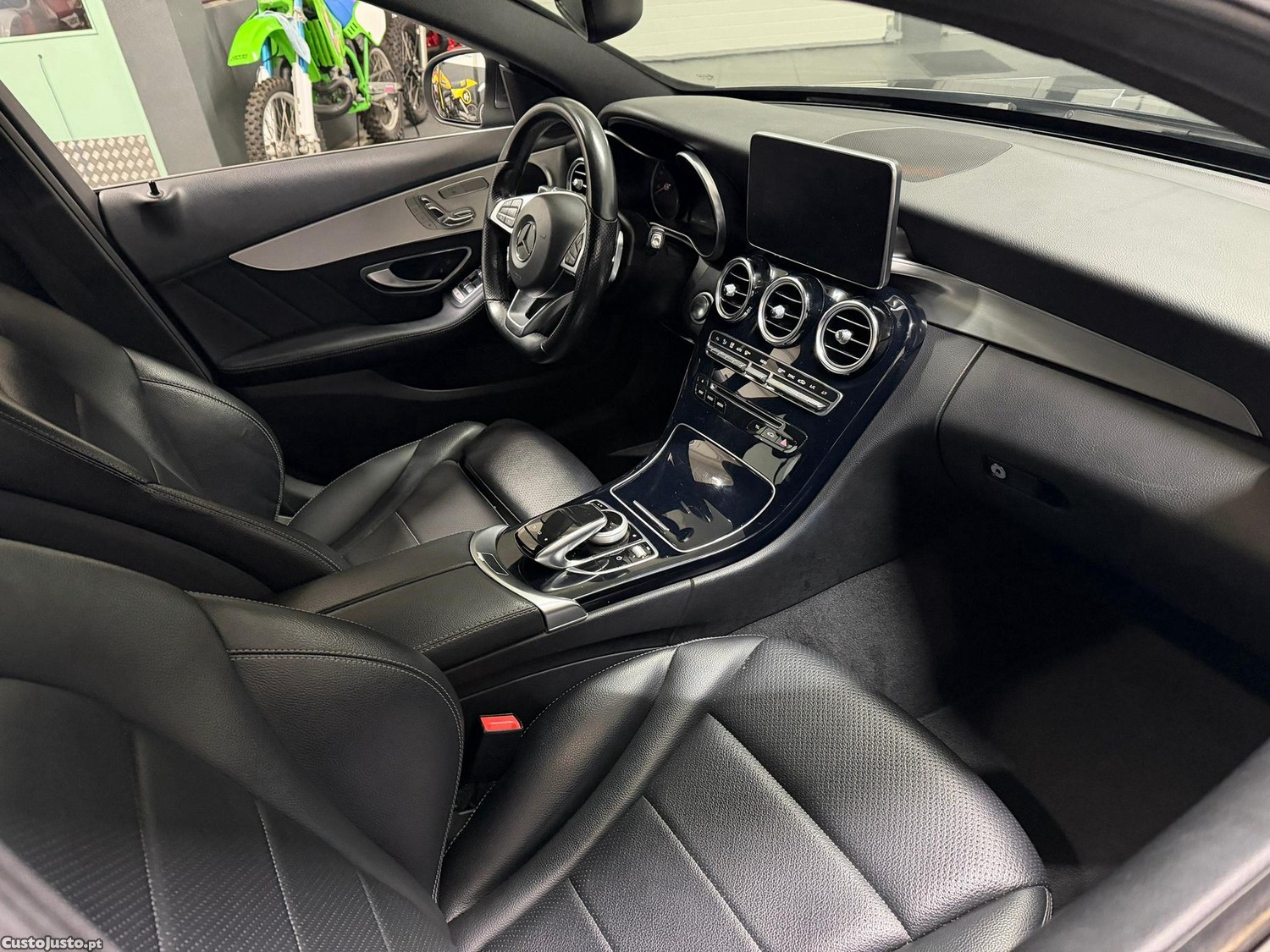 Mercedes-Benz C 300 h AMG Line — fotografia 4