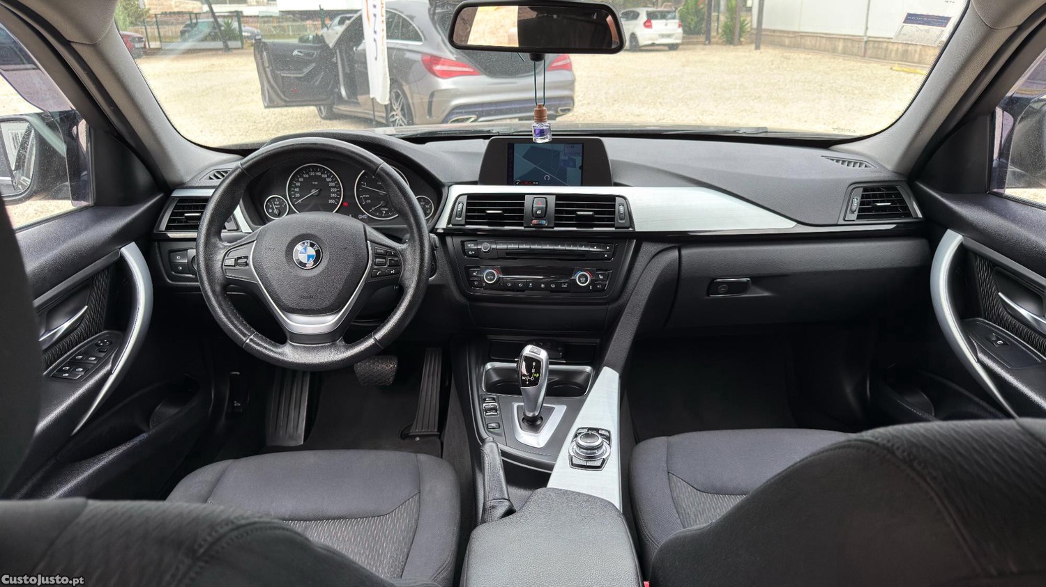BMW 320 d EfficientDynamics Line Sport - Automática — fotografia 10
