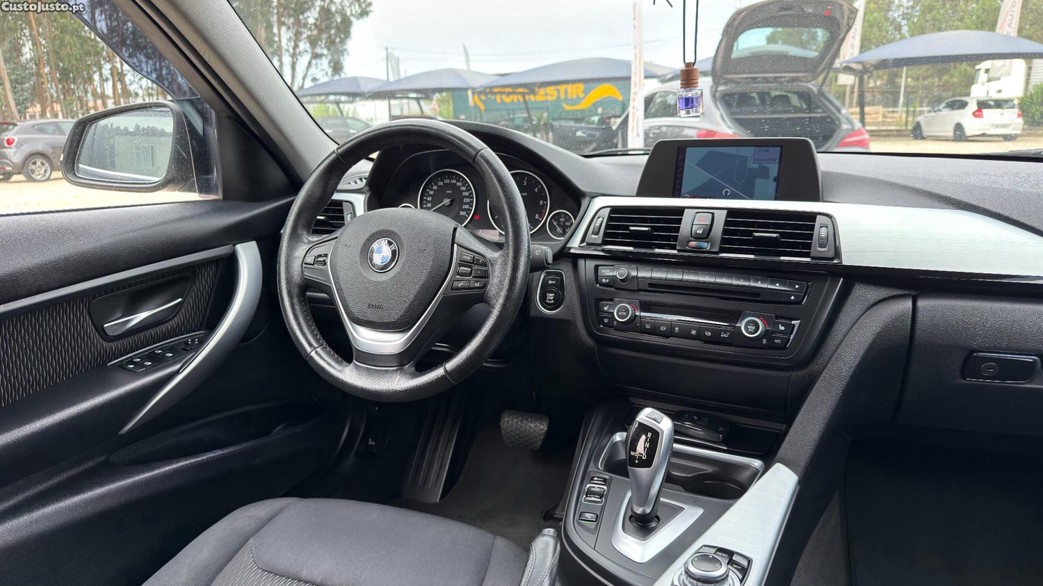BMW 320 d EfficientDynamics Line Sport - Automática — fotografia 9