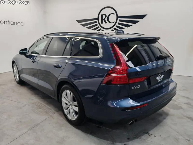 Volvo V60 2.0 B4 Momentum Gear — fotografia 21