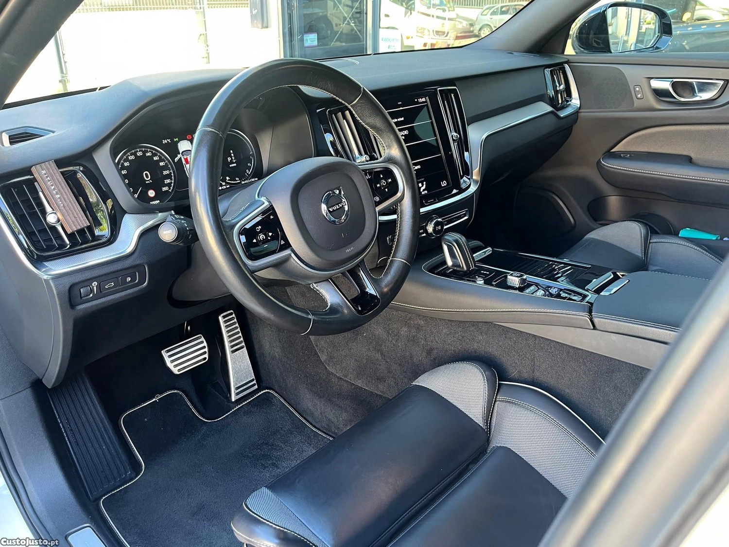 Volvo V60 2.0 T6 AWD TE R-Design Expression — fotografia 23