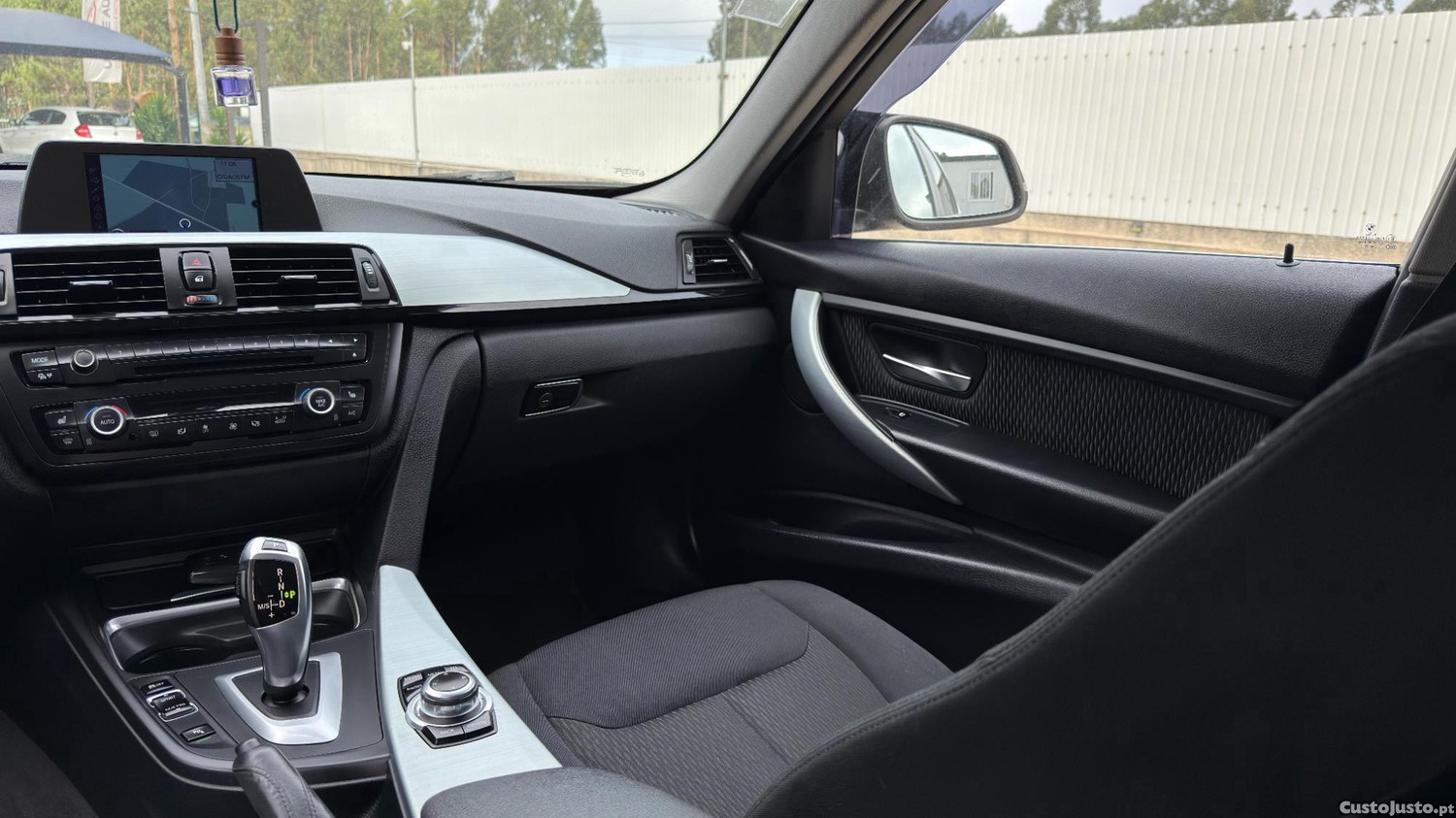 BMW 320 d EfficientDynamics Line Sport - Automática — fotografia 8
