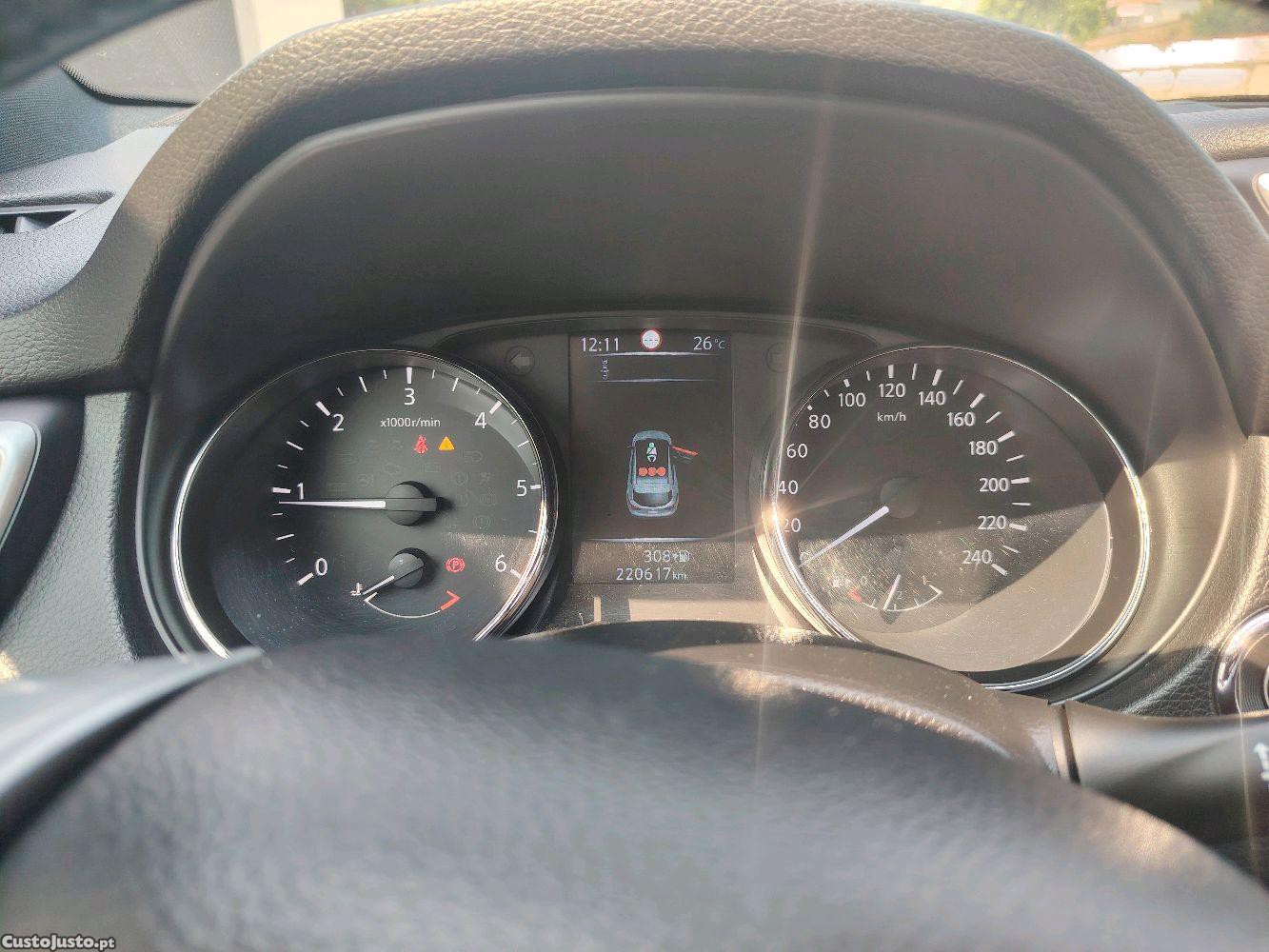 Nissan Qashqai j11 com câmeras 360º e teto panorâmico — fotografia 3