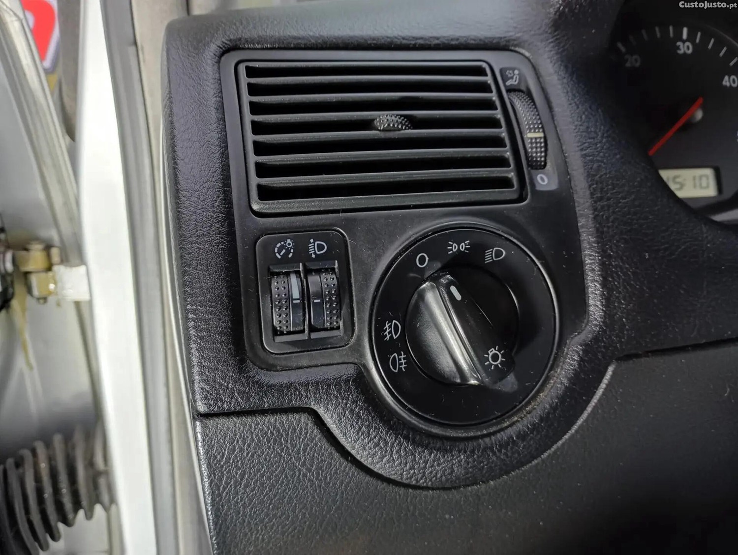 Volkswagen Golf 1.9 TDi Highline — fotografia 10