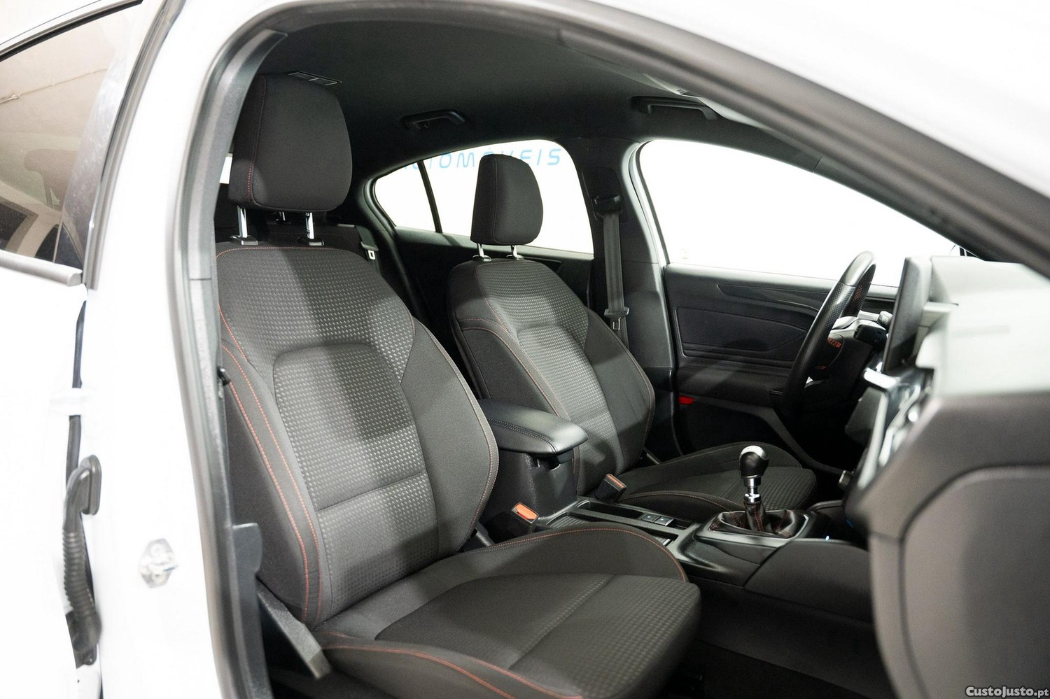 Ford Focus 1.0 EcoBoost MHEV ST-Line — fotografia 3