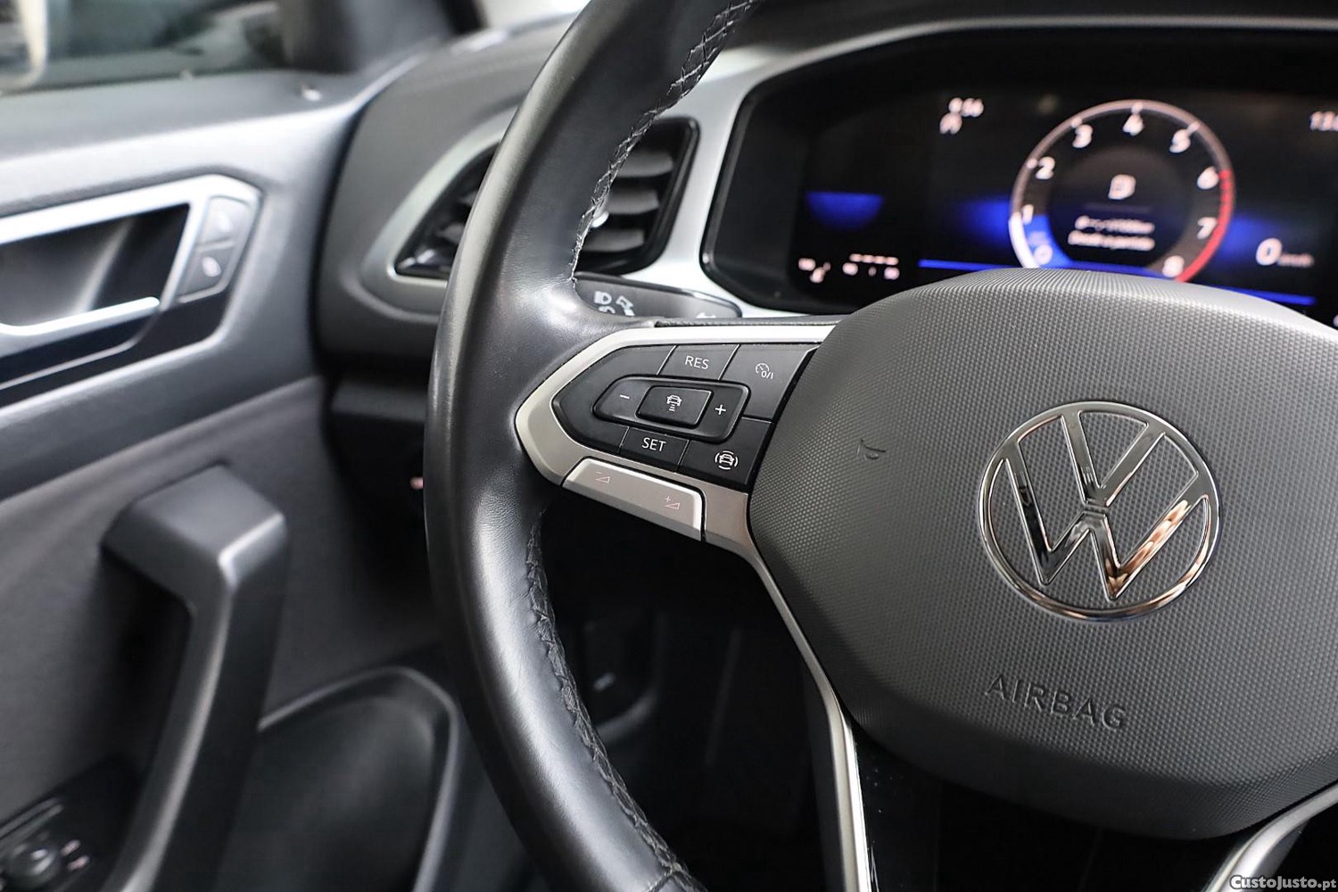 Volkswagen T-Roc 1.0 TSI Life — fotografia 9