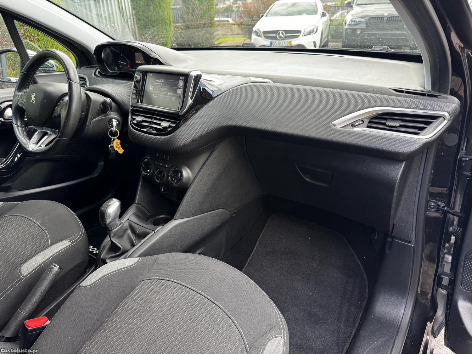 Peugeot 208 1.6 BlueHDI — fotografia 5
