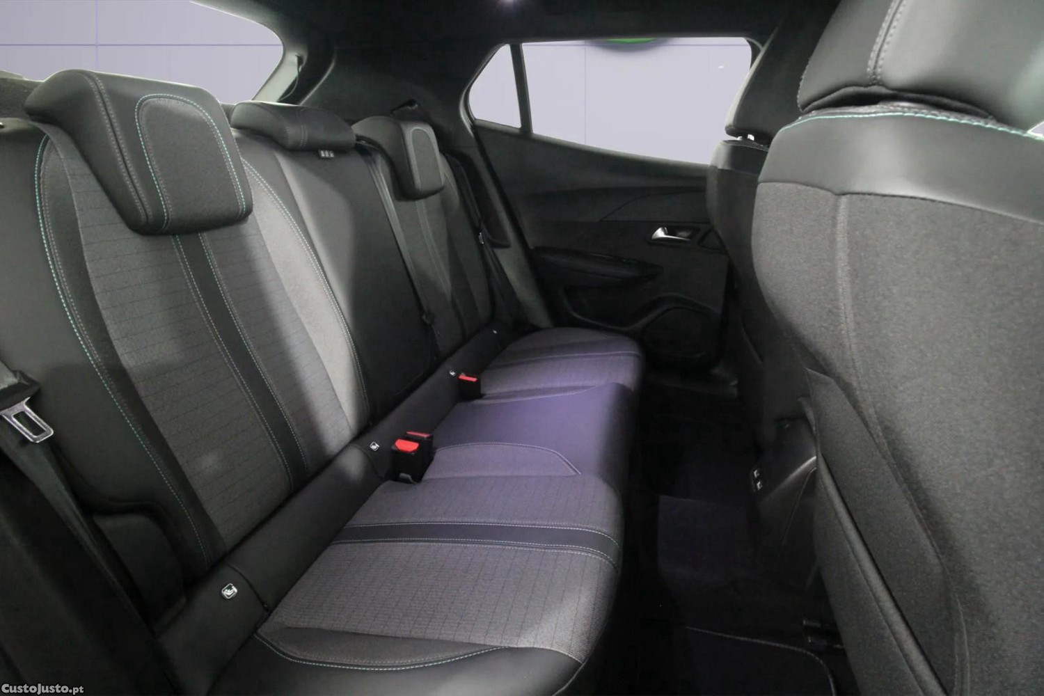 Peugeot e-2008 Allure — fotografia 4