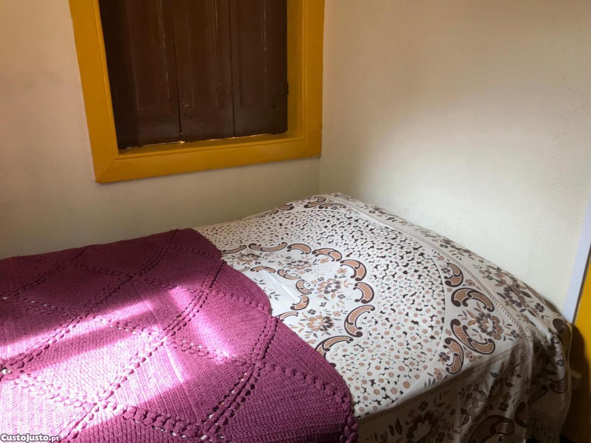 quarto a meninas em frente o metro João de Deus