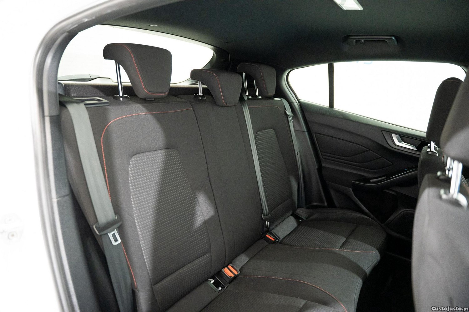 Ford Focus 1.0 EcoBoost MHEV ST-Line — fotografia 2
