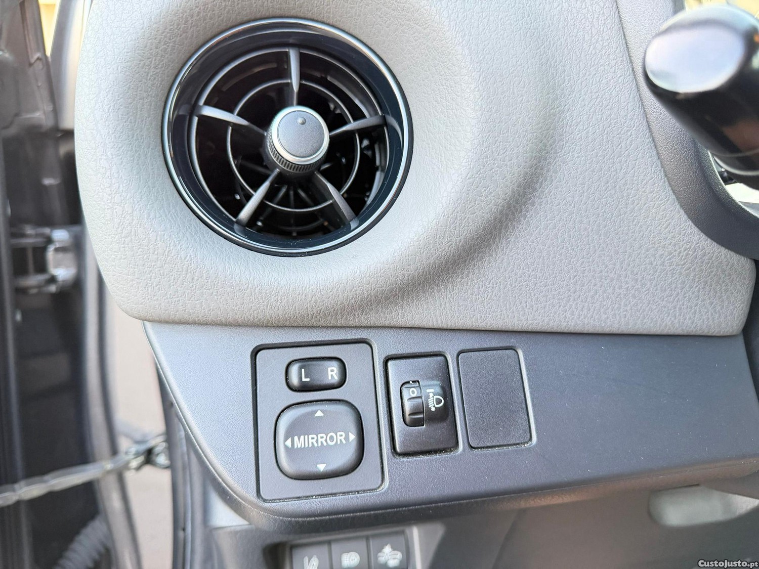 Toyota Yaris 1.0 VVT-i Comfort — fotografia 12
