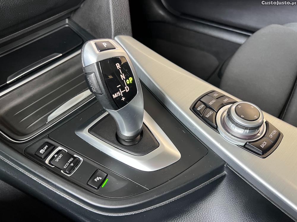 BMW 320 d SPORT LINE Auto — fotografia 7