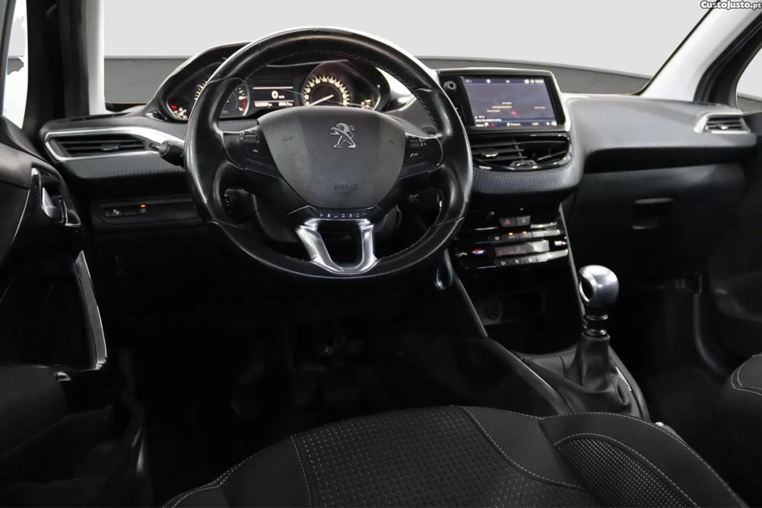 Peugeot 208 1.2 PureTech Allure — photo 4