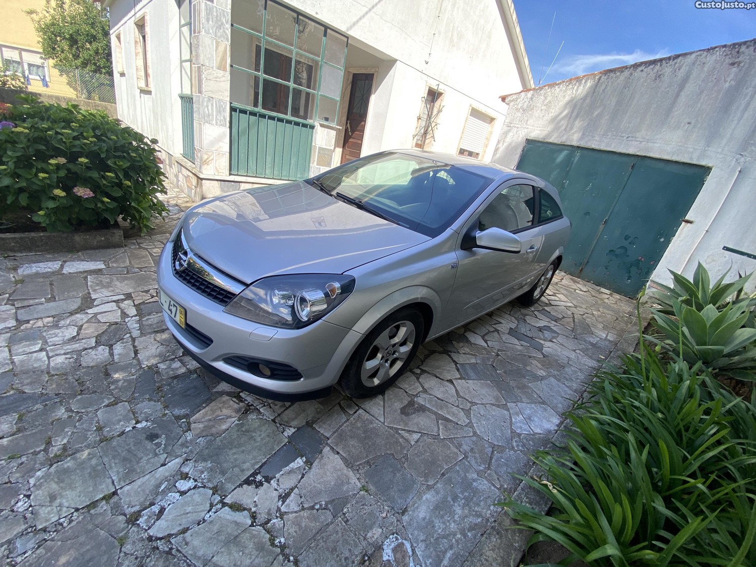 Opel Astra GTC 1.7 — fotografia 2