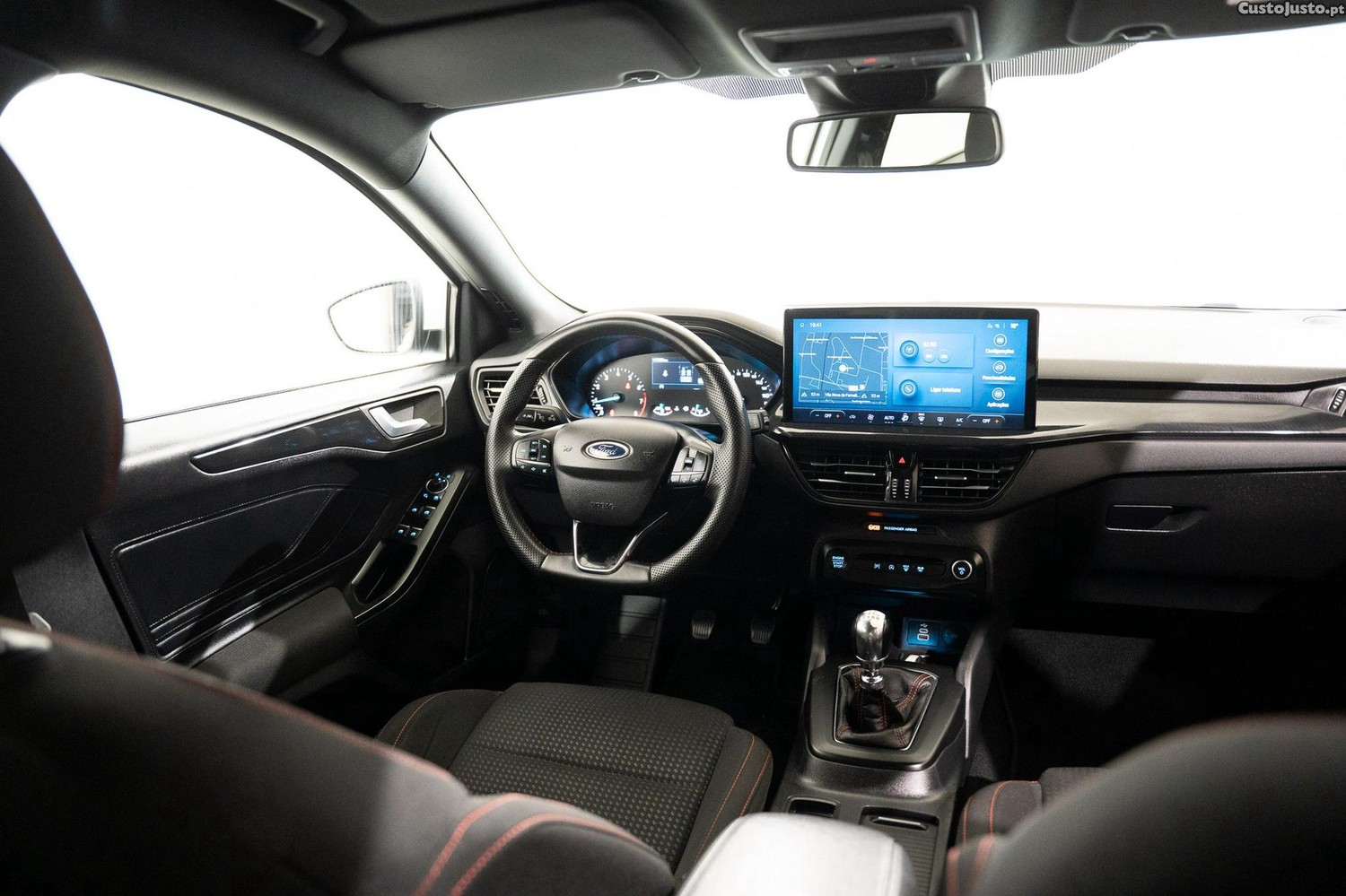 Ford Focus 1.0 EcoBoost MHEV ST-Line — fotografia 17