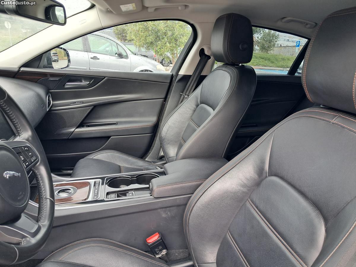 Jaguar XE 2.0 D Prestige — fotografia 3
