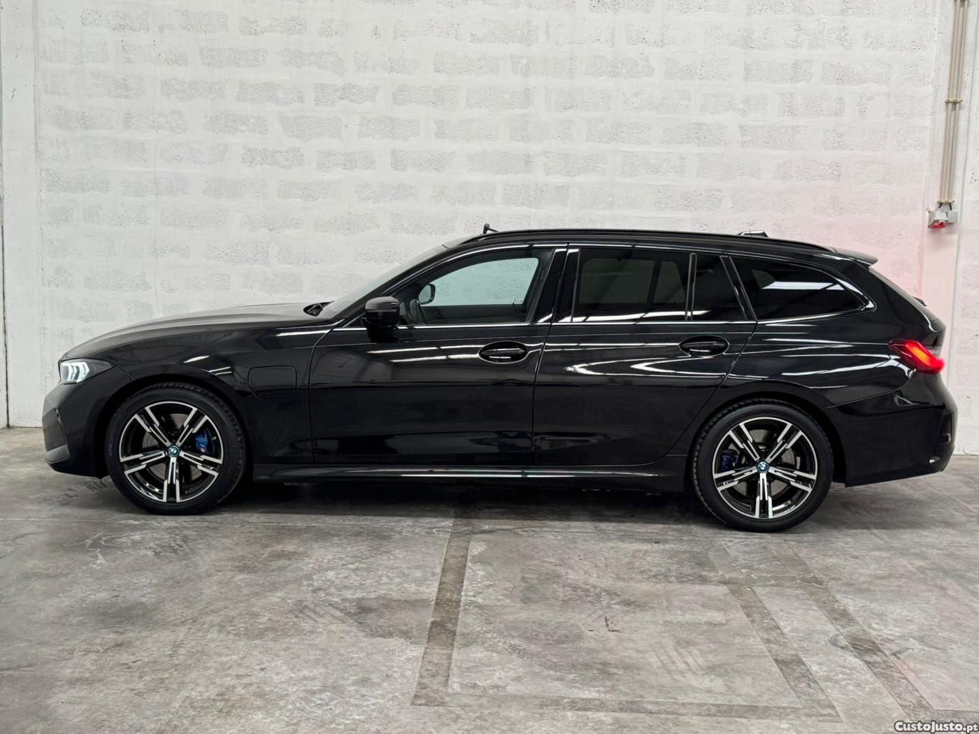 BMW 330 e Touring Pack M Aut — fotografia 18