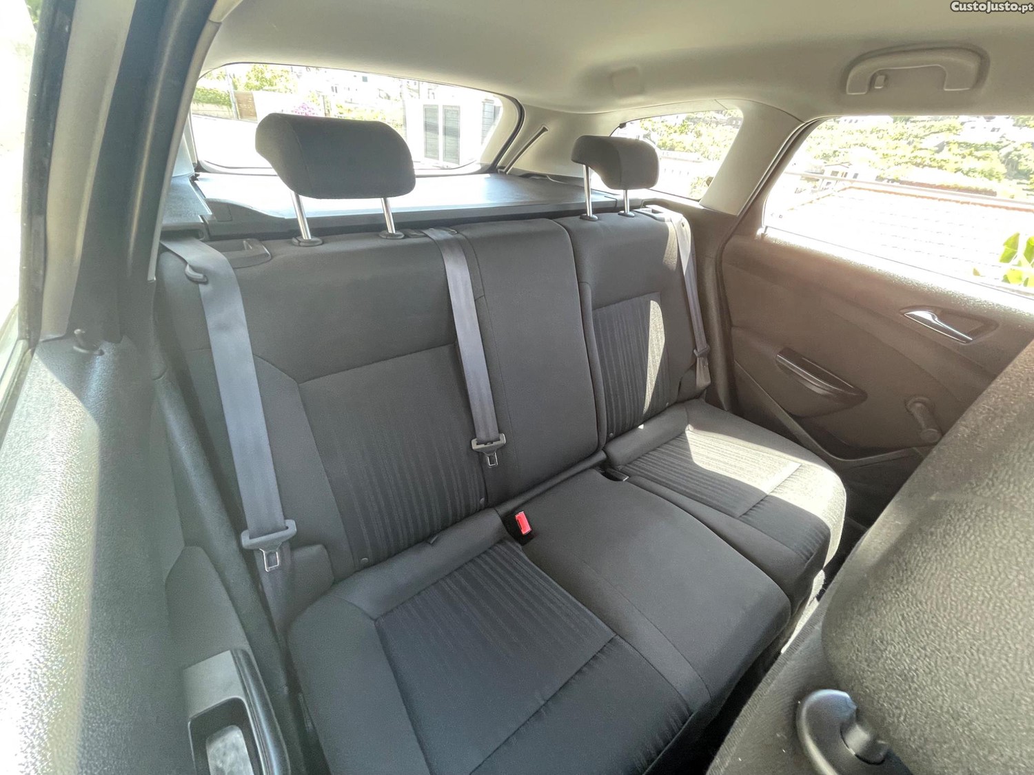 Opel Astra J sports tourer 1.6 CDTi — fotografia 2