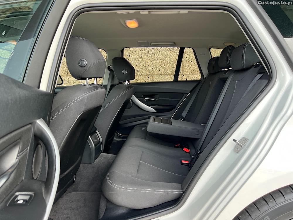 BMW 320 d SPORT LINE Auto — fotografia 2