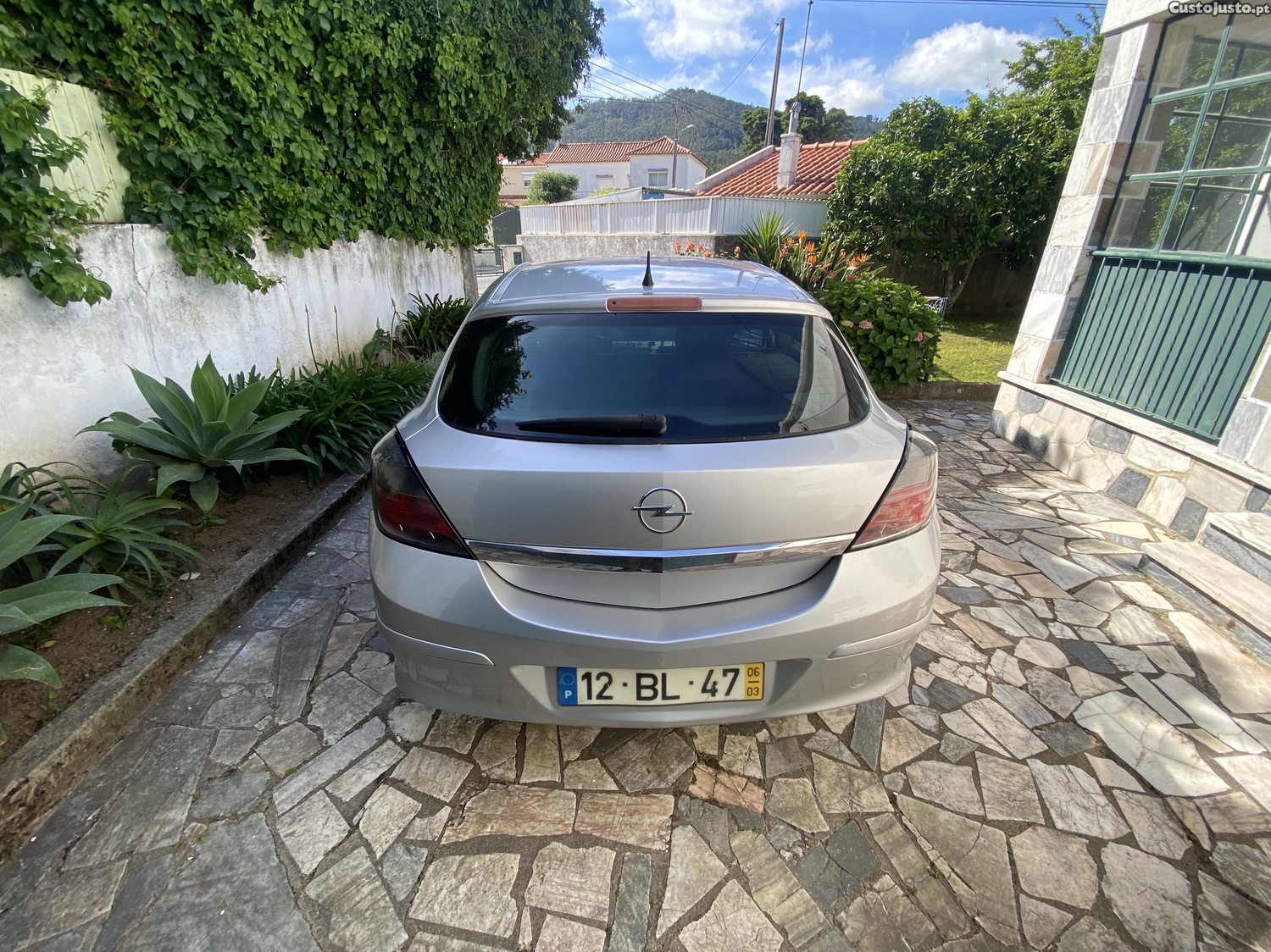Opel Astra GTC 1.7 — fotografia 3
