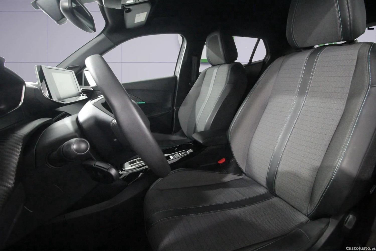 Peugeot e-2008 Allure — fotografia 12