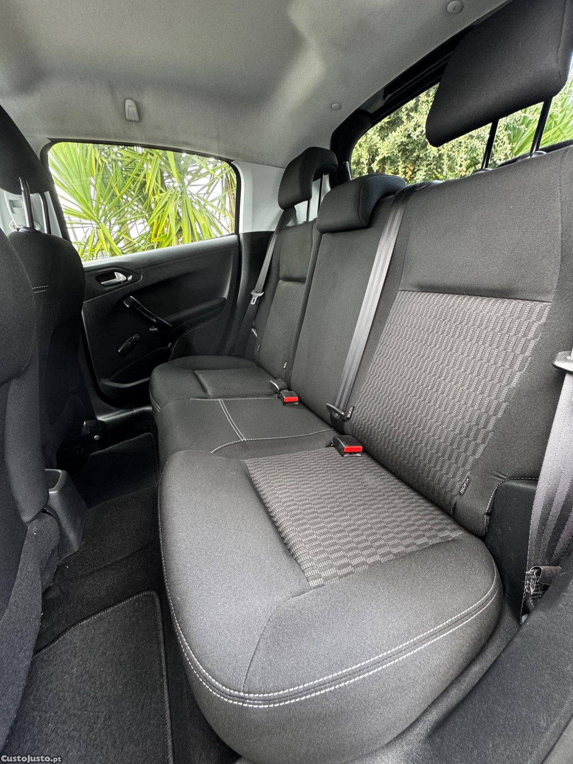 Peugeot 208 1.6 BlueHDI — fotografia 2