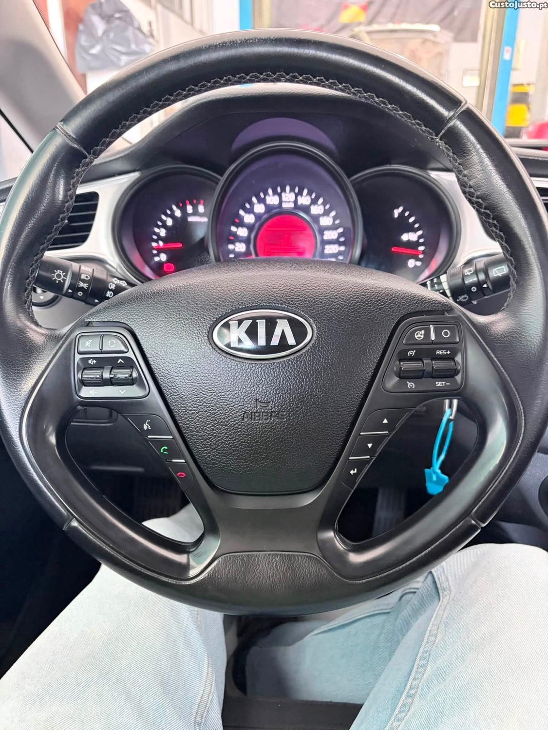 Kia Ceed 1.6 crdi — fotografia 2