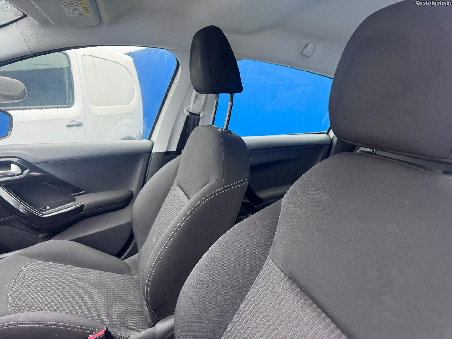 Peugeot 208 82 VTI Active — fotografia 4