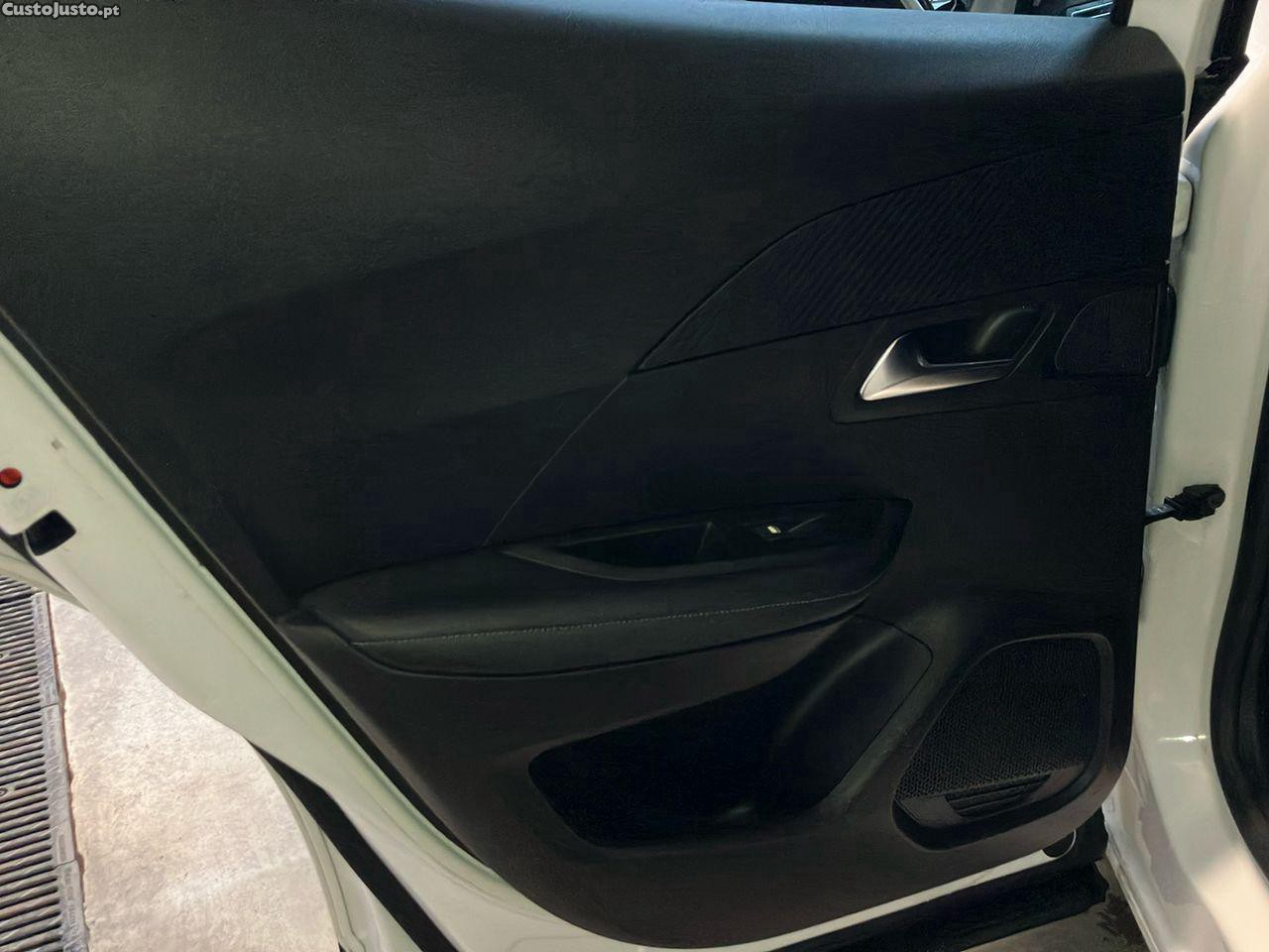 Peugeot 2008 1.2 PureTech Allure — fotografia 3