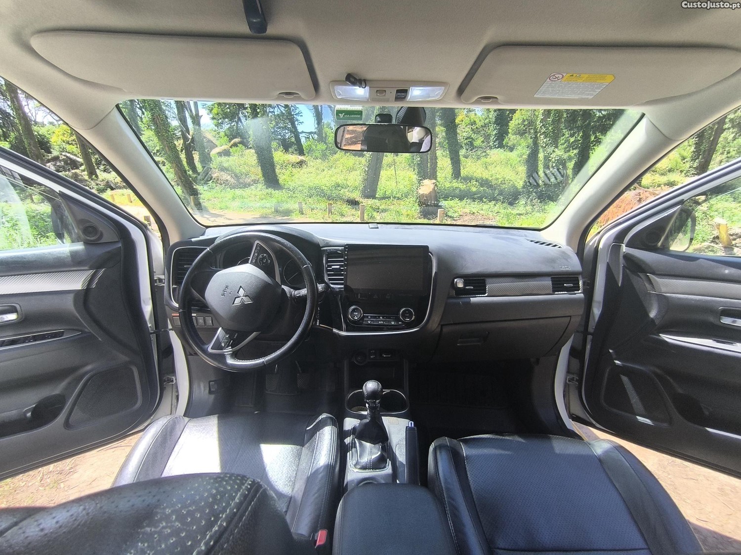 Mitsubishi Outlander 2.2 DI-D — fotografia 2