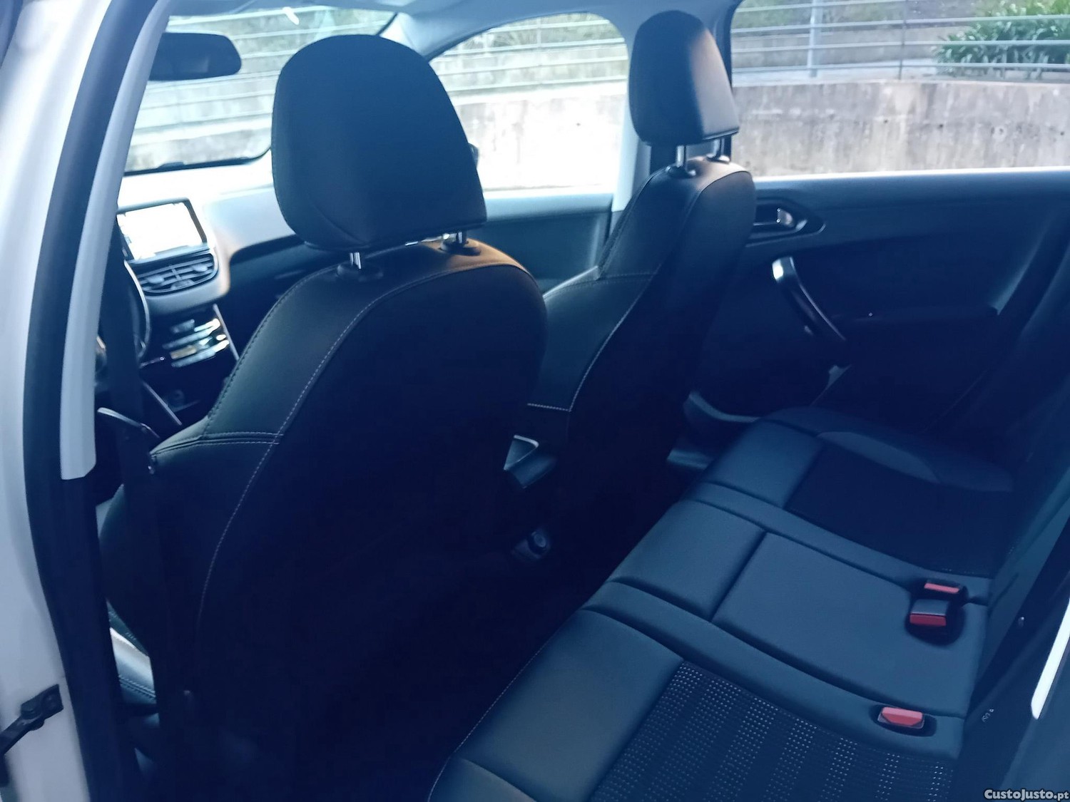 Peugeot 2008 1.2 PureTech Allure EAT6 — fotografia 8