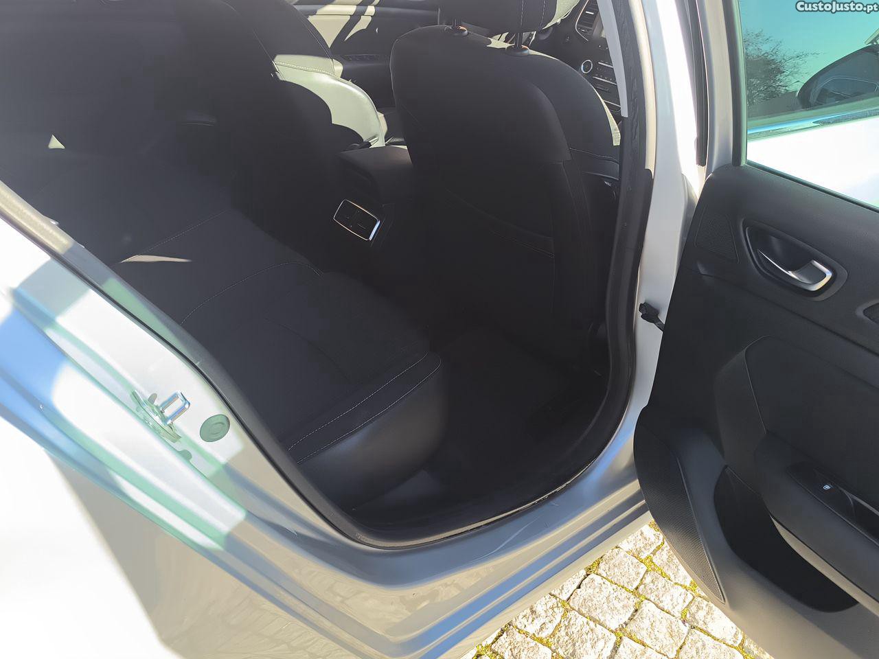 Renault Mégane Sport Tourer 1.5 Blue dCi Limited — fotografia 3