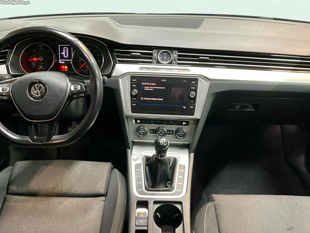 Volkswagen Passat 1.6 TDI Confortline — fotografia 13