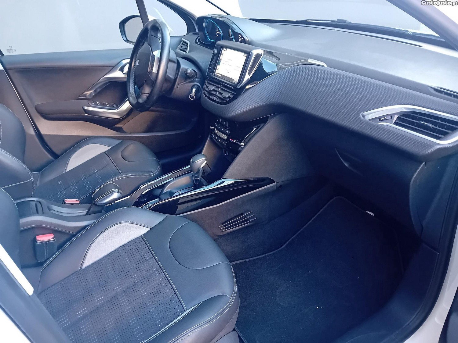 Peugeot 2008 1.2 PureTech Allure EAT6 — fotografia 11