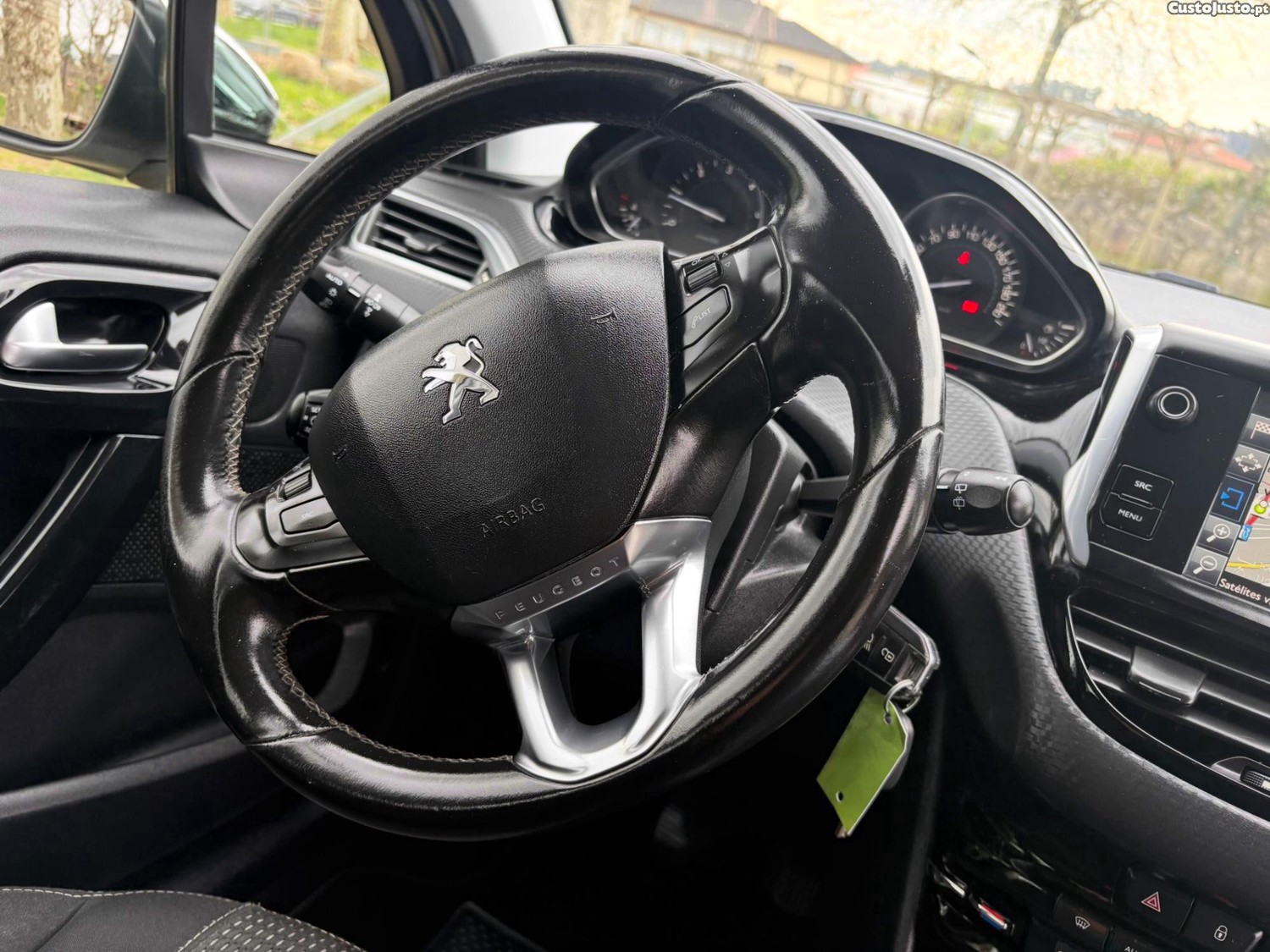 Peugeot 208 1.6 HDI VERSÃO ALLURE — fotografia 5