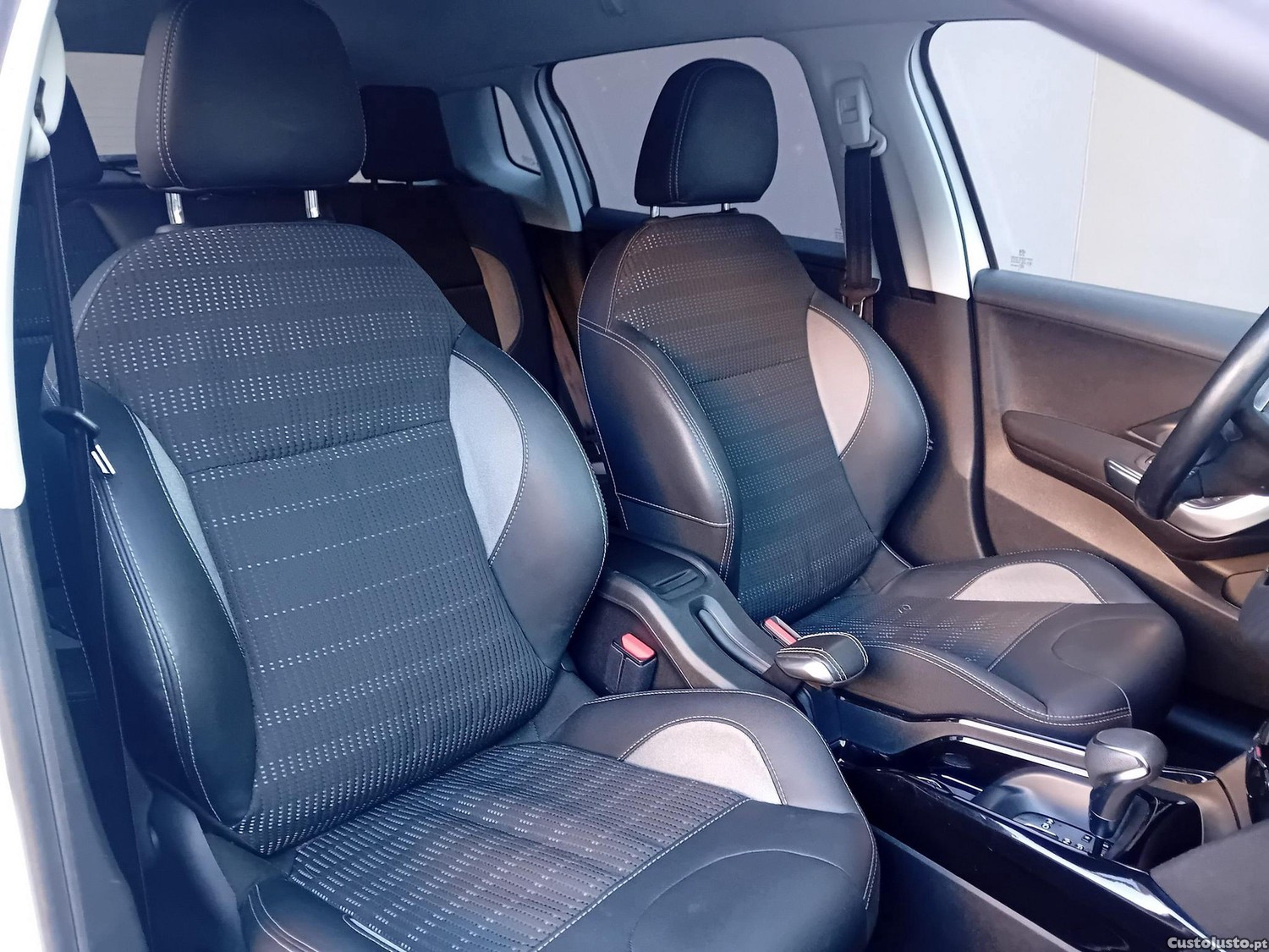 Peugeot 2008 1.2 PureTech Allure EAT6 — fotografia 10