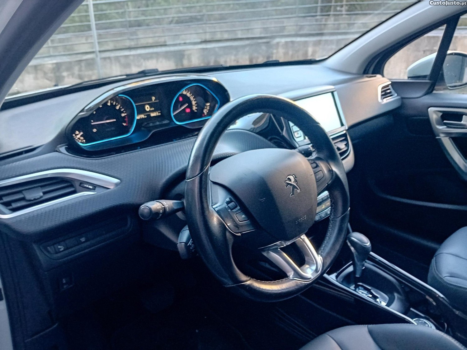 Peugeot 2008 1.2 PureTech Allure EAT6 — fotografia 7