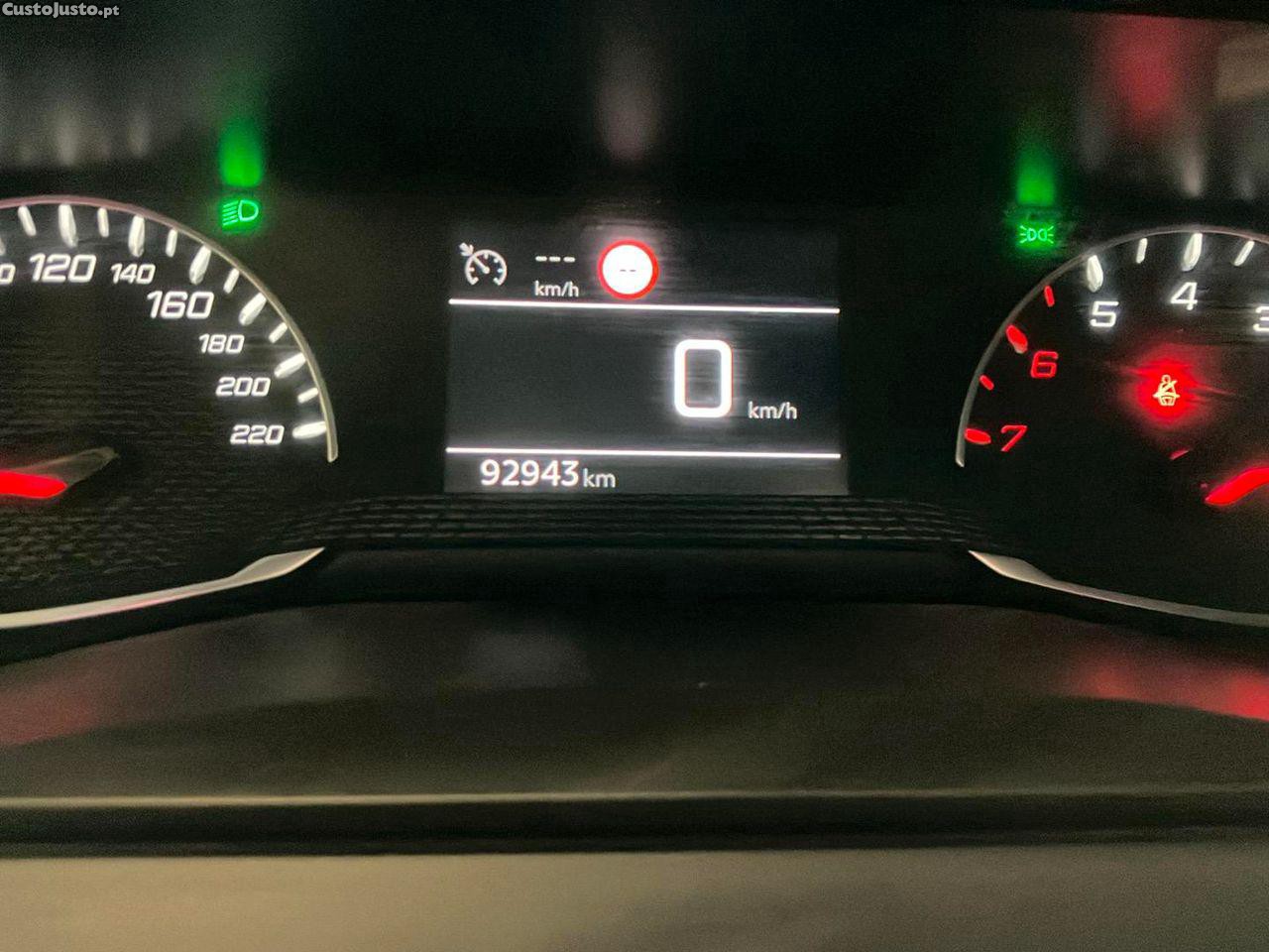 Peugeot 2008 1.2 PureTech Allure — fotografia 11
