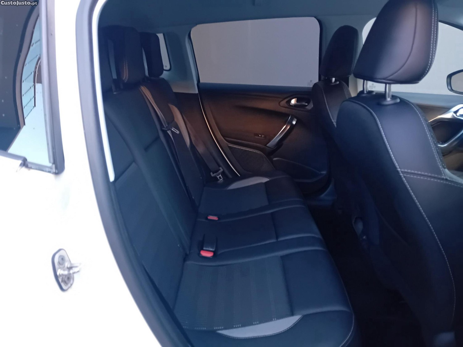 Peugeot 2008 1.2 PureTech Allure EAT6 — fotografia 9