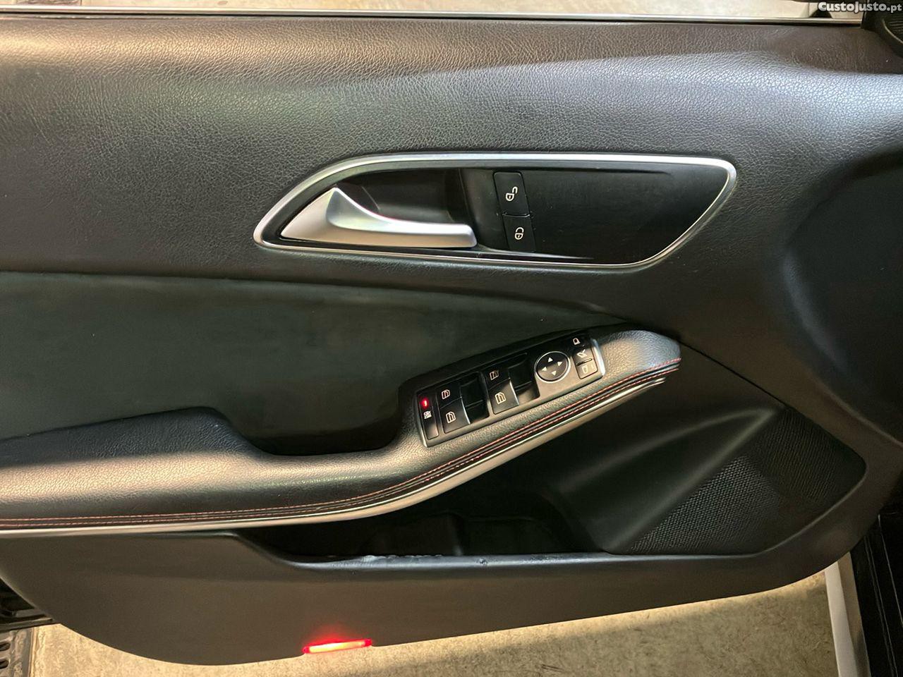 Mercedes-Benz A 45 AMG 4-MATIC — fotografia 4
