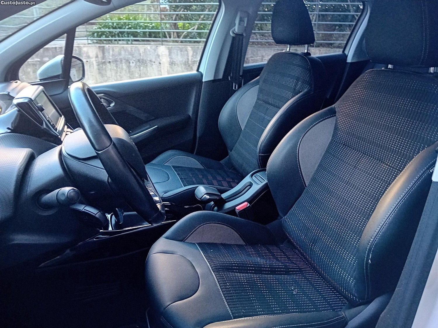 Peugeot 2008 1.2 PureTech Allure EAT6 — fotografia 6