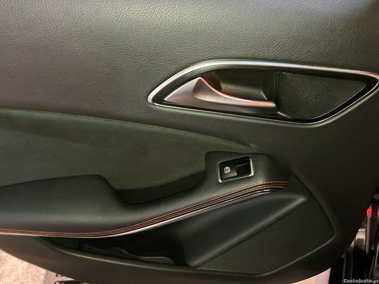 Mercedes-Benz A 45 AMG 4-MATIC — fotografia 3