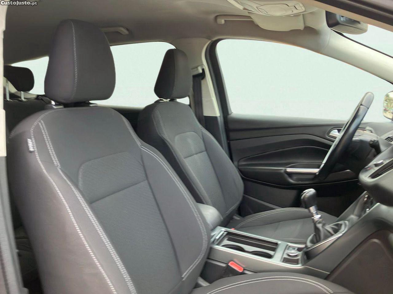 Ford Kuga 1.5 TDCi EcoBlue Titanium — fotografia 5