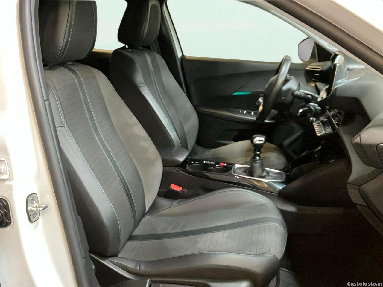 Peugeot 2008 1.2 PureTech Allure — fotografia 8